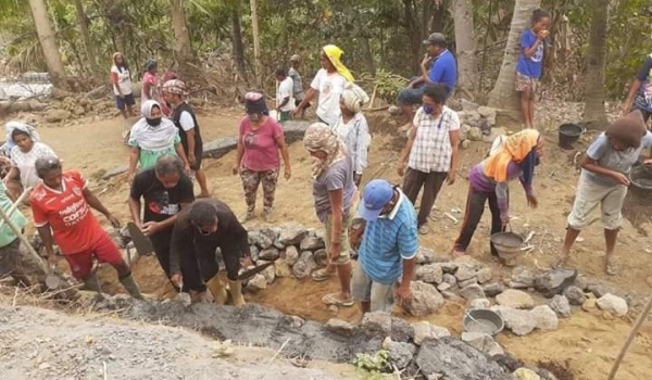 Pengerjaan Rabat Beton dan TPT di Dusun Pawadama 